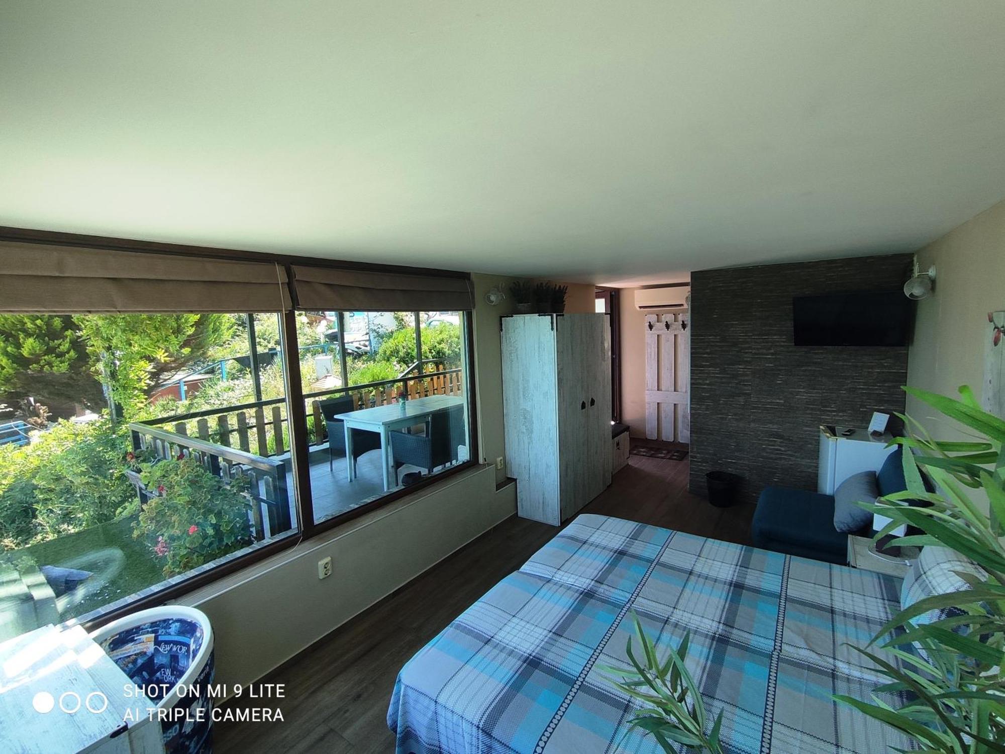 Hemingway Rooms In Happy Beach Варна Экстерьер фото