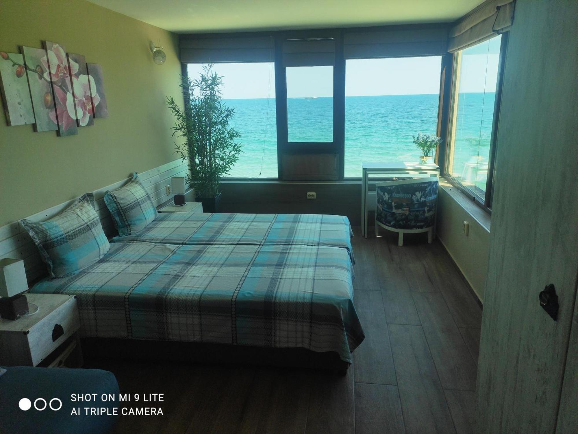 Hemingway Rooms In Happy Beach Варна Экстерьер фото