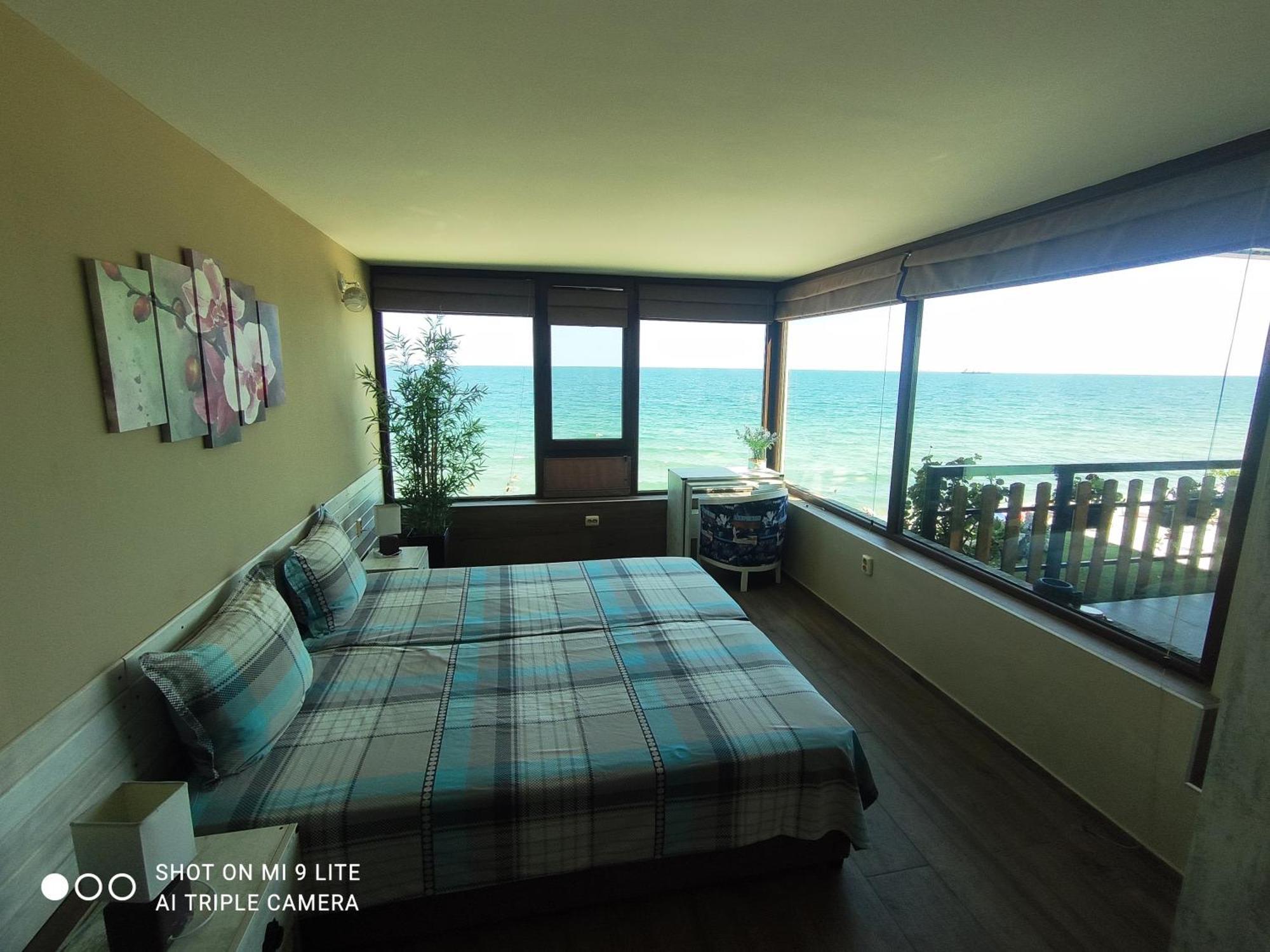Hemingway Rooms In Happy Beach Варна Экстерьер фото